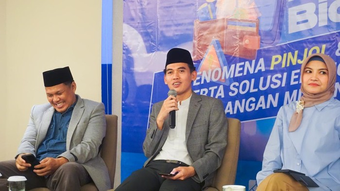 Asrorun Ni’am Sholeh dalam acara talkshow bertajuk “Fenomena Pinjol & Judol serta Solusi Ekonomi Syariah di Kalangan Milenial” di Hotel Swissbell, Pondok Indah, Jakarta Selatan, Kamis (19/12/2024)