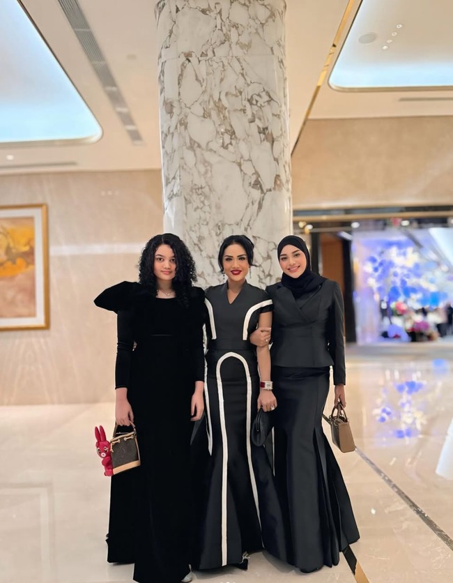 Mengenakan dress dengan rok model mermaid membuat Aurel terlihat semakin langsing. Melengkapi penampilannya, ibu dua orang anak itu juga mengenakan hijab senada dan membawa tas berwarna coklat keemasan. Foto: Instagram/@aurelie.hermansyah