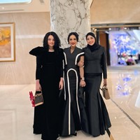 Mengenakan dress dengan rok model mermaid membuat Aurel terlihat semakin langsing. Melengkapi penampilannya, ibu dua orang anak itu juga mengenakan hijab senada dan membawa tas berwarna coklat keemasan. Foto: Instagram/@aurelie.hermansyah
