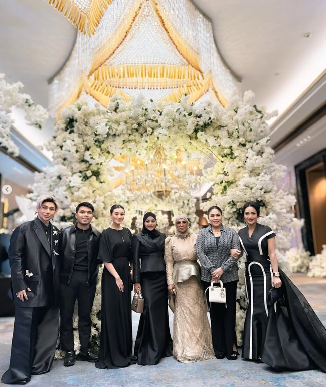 Dari keterangan unggahannya diketahui jika penampilan Aurel tersebut untuk menghadiri acara ulang tahun sahabatnya, dokter Devya. Berpose bersama para artis lain yang juga hadir, penampilan Aurel sukses bikin salfok. Foto: Instagram/@aurelie.hermansyah