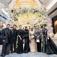 Dari keterangan unggahannya diketahui jika penampilan Aurel tersebut untuk menghadiri acara ulang tahun sahabatnya, dokter Devya. Berpose bersama para artis lain yang juga hadir, penampilan Aurel sukses bikin salfok. Foto: Instagram/@aurelie.hermansyah