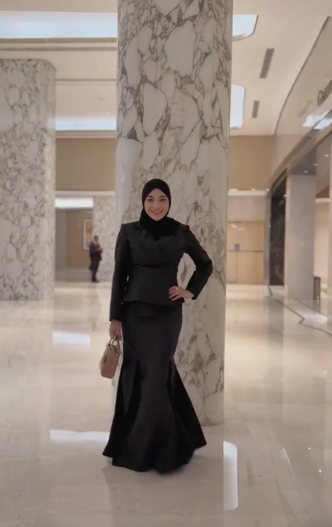 Diketahui dress yang dikenakan wanuta 26 tahun itu merupakan rancangan Ayung Berinda Wedding Galery. Meski tampak simpel namun dress tersebut tetap terlihat elegan. Foto: Instagram/@aurelie.hermansyah