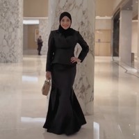 Diketahui dress yang dikenakan wanuta 26 tahun itu merupakan rancangan Ayung Berinda Wedding Galery. Meski tampak simpel namun dress tersebut tetap terlihat elegan. Foto: Instagram/@aurelie.hermansyah
