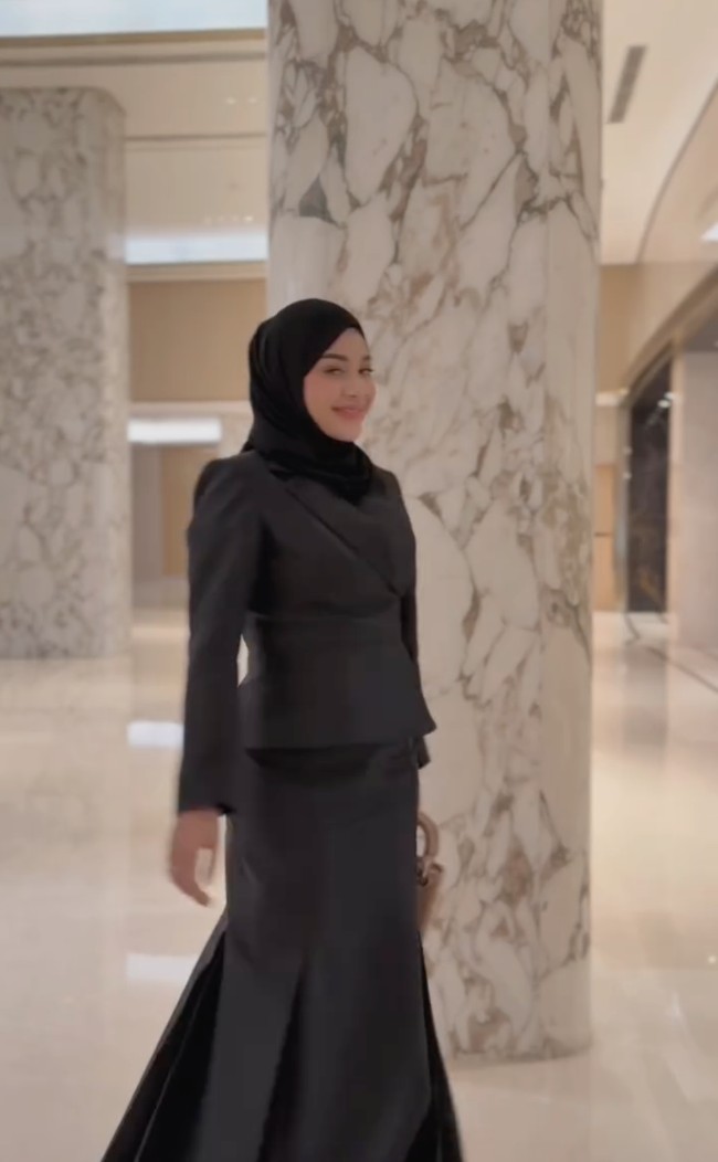 Berkat penurunan berat badannya, Aurel kini juga dipuji makin cantik. Tampil dengan riasan wajah minimalis, putri Anang Hermansyah itu tetap terlihat memukau. Foto: Instagram/@aurelie.hermansyah