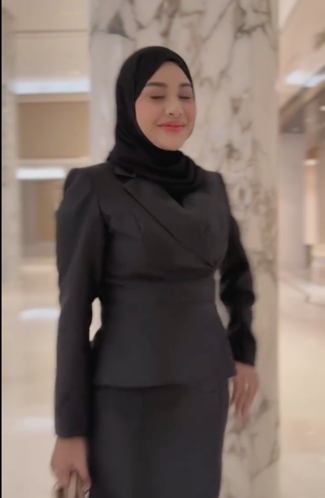 Aurel sendiri memang sebelumnya diketahui sempat menjalani diet ketat. Bahkan saat menjalani diet tersebut ia sampai masuk rumah sakit karena asam lambungnya kambuh. Namun perjuangannya itu tak sia-sia. Ia kini sudah berhasil memangkas bobot tubuhnya hingga kurang lebih 15 kg. Foto: Instagram/@aurelie.hermansyah