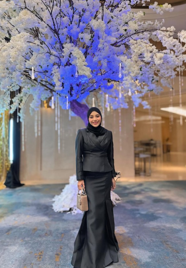 Penampilan Aurel Hermansyah usai berhasil menjalani diet kembali jadi sorotan. Baru-baru ini istri Atta Halilintar itu tampak memamerkan gayanya saat mengenakan dress simpel berwarna hitam. Foto: Instagram/@aurelie.hermansyah