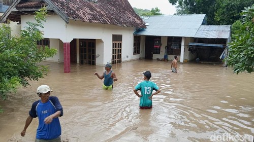 Banjir melanda kawasan hulu Kota Bima, NTB, Jumat (20/12/2024) sore.