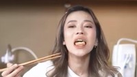 Jessica Jane juga tak ketinggalan ikut membuat kreasi makanan viral. Ia pernah membuat hahu hoheng yang langsung dimakan saat baru digoreng. Tak lupa ia mencocolnya ke bubuk cabai. Foto: Instagram @jessicajane99