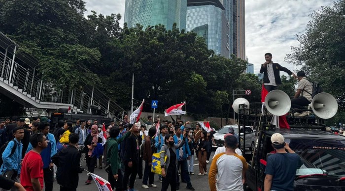Bemnus Jakarta gelar demonstrasi di depan Gedung KPK. Massa mendesak buronan kasus suap Harun Masiku segera ditangkap.