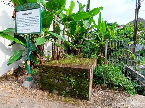 Benteng tersisa dari Cagar Budaya Ambarketawang yang terletak di tengah perumahan Metro Harmoni Ambarketawang, Jumat (20/12/2024).