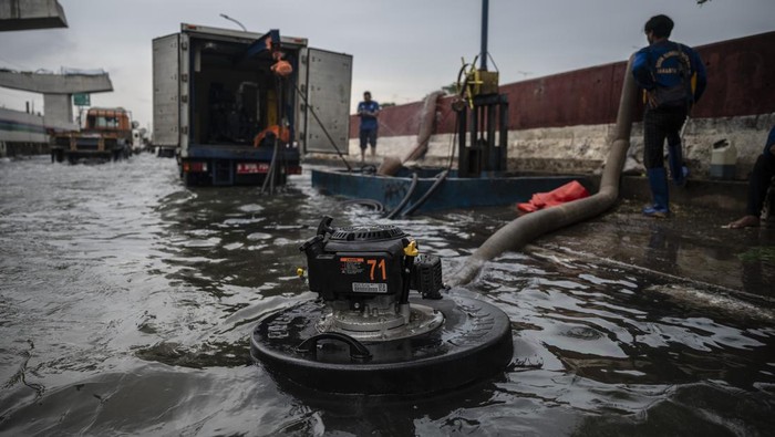 Pompa mobile dioperasikan saat banjir rob di Jalan R.E. Martadinata, Tanjung Priok, Jakarta, Selasa (17/12/2024). Pemprov DKI Jakarta melakukan upaya mitigasi terkait banjir rob di sejumlah titik wilayah Jakarta Utara dengan mengoptimalkan kinerja pompa-pompa statis, menyiagakan satgas, dan menurunkan pompa-pompa bergerak (mobile) di lokasi terjadinya genangan. ANTARA FOTO/Aprillio Akbar/rwa.