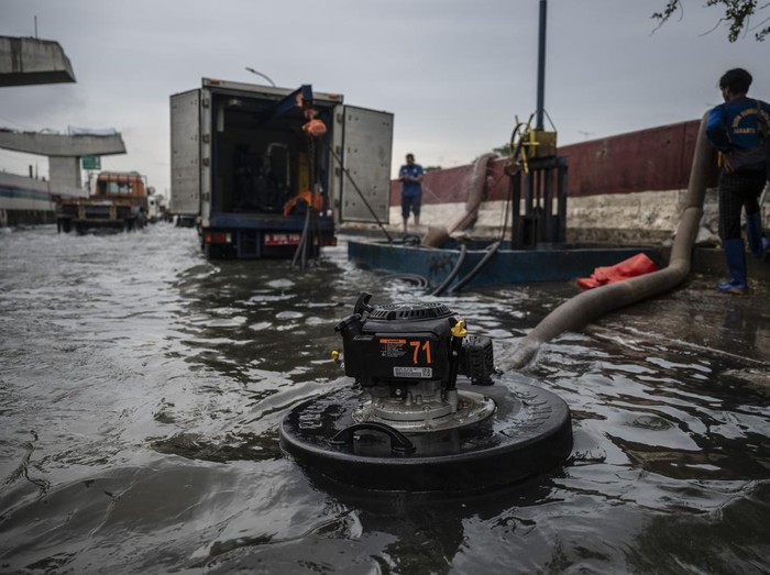 Pompa mobile dioperasikan saat banjir rob di Jalan R.E. Martadinata, Tanjung Priok, Jakarta, Selasa (17/12/2024). Pemprov DKI Jakarta melakukan upaya mitigasi terkait banjir rob di sejumlah titik wilayah Jakarta Utara dengan mengoptimalkan kinerja pompa-pompa statis, menyiagakan satgas, dan menurunkan pompa-pompa bergerak (mobile) di lokasi terjadinya genangan. ANTARA FOTO/Aprillio Akbar/rwa.