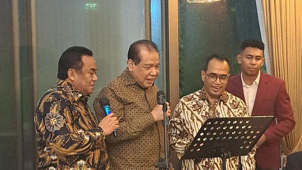 Budi Karya bernyanyi bersama Chairul Tanjung (dok istimewa)