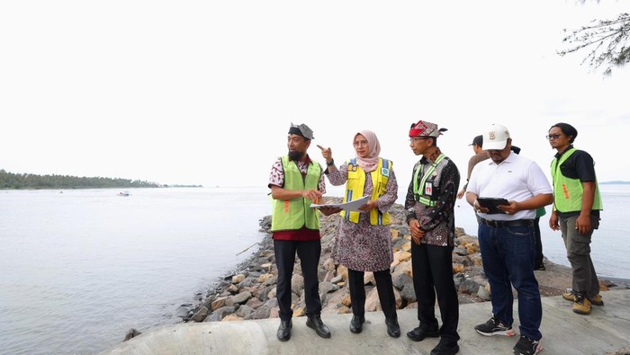 Bupati Banyuwangi Ipuk Fiestiandani mengecek pantai Grand Watu Dodol
