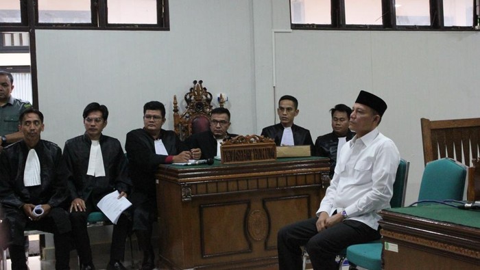 Bupati Pasaman Sabar AS disidang di PN Lubuk Sikaping terkait pelanggaran pemilu. (Dok. Istimewa)