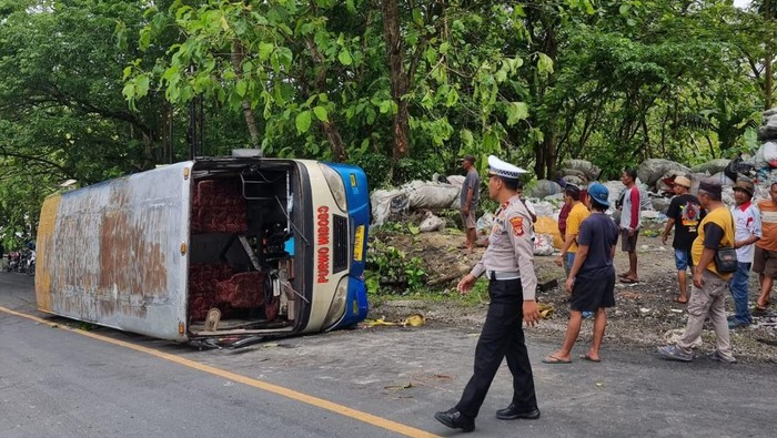 Bus terguling di Jalan Semanu-Rongkop, Asemlulang, Sidorejo, Ponjong, Kabupaten Gunungkidul, Jumat (20/12/2024) pagi.