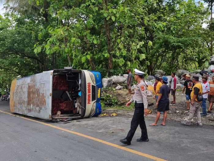 Bus terguling di Jalan Semanu-Rongkop, Asemlulang, Sidorejo, Ponjong, Kabupaten Gunungkidul, Jumat (20/12/2024) pagi.