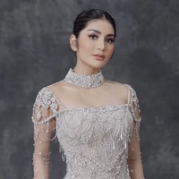 Bintang FTV Debi Sagita tampil glowing saat resepsi pernikahannya dengan Marco Ivanos. Tampil dalam balutan dress dengan detail payet berkilau, makeup look-nya pun disesuaikan. Makeup bernuansa pink-peach, blush on yang tampak nyata di pipinya ditutup dengan bibir glossy memberikan kesan glamour. Foto: dok. Instagram @debisagita
