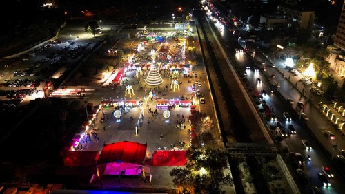 People pose for pictures by Christmas decorations in Damascus, after Syrias Bashar al-Assad was ousted, in Damascus, Syria December 19, 2024. REUTERS/Ammar Awad