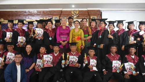 Desa Tegal Harum melaksanakan wisuda Sekolah Lansia Wreda Harum Mahottama di kantor Perbekel Desa Tegal Harum, Denpasar, Bali pada Kamis (19/12/2024). (Pemkot Denpasar)