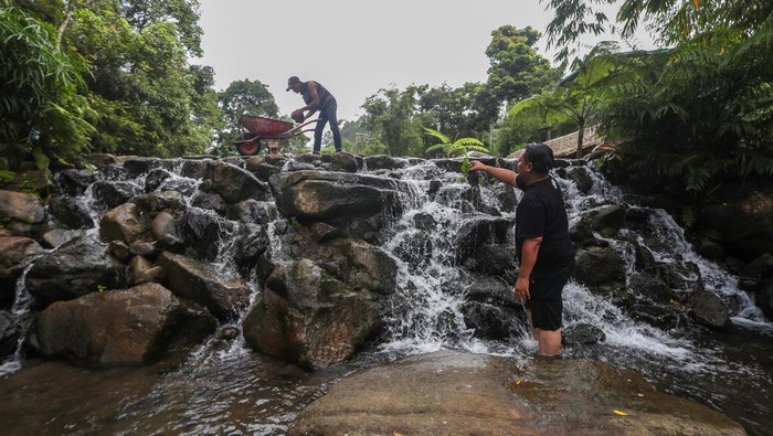 Destinasi wisata di dataran tinggi Gayo Pekerja menata kolam pemandian di kawasan Temas River Park di Desa Uning, Pegasing, Aceh Tengah, Aceh, Jumat (20/12/2024). Kabupaten Aceh Tengah yang berada di dataran tinggi Gayo menjadi salah satu tujuan favorit wisatawan pada libur Natal dan Tahun Baru yang ditargetkan jumlah kunjungan mencapai 10-15 ribu wisatawan. ANTARA FOTO/Irwansyah Putra/agr