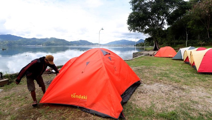 Destinasi wisata di dataran tinggi Gayo Pekerja menata kolam pemandian di kawasan Temas River Park di Desa Uning, Pegasing, Aceh Tengah, Aceh, Jumat (20/12/2024). Kabupaten Aceh Tengah yang berada di dataran tinggi Gayo menjadi salah satu tujuan favorit wisatawan pada libur Natal dan Tahun Baru yang ditargetkan jumlah kunjungan mencapai 10-15 ribu wisatawan. ANTARA FOTO/Irwansyah Putra/agr