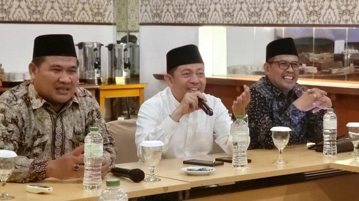 Direktur Pendidikan Diniyah dan Pondok Pesantren (PD Pontren) Kemenag, Basnang Said (tengah)