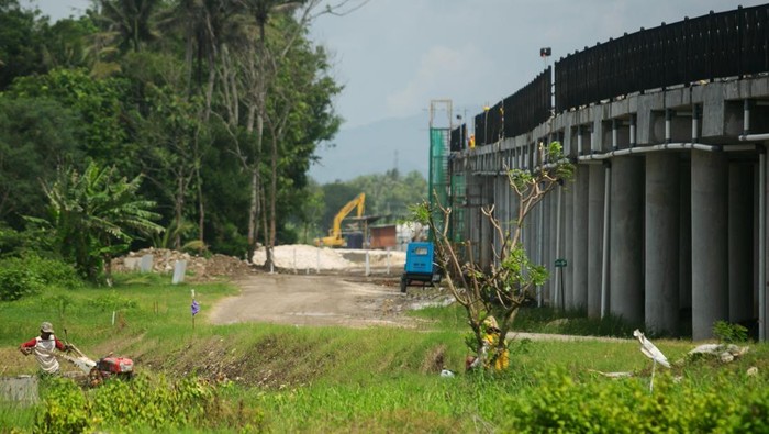 Pekerja menyelesaikan pembangunan Jembatan Pandansimo di Bantul, DI Yogyakarta, Jumat (20/12/2024). Proyek strategis nasional pembangunan Jembatan Pandansimo sebagai penghubung Jalur Jalan Lintas Selatan (JJLS) dari Kabupaten Kulonprogo dan Bantul sepanjang 1,9 kilometer dengan nilai Rp814 miliar tersebut ditargetkan rampung pada Maret 2025.