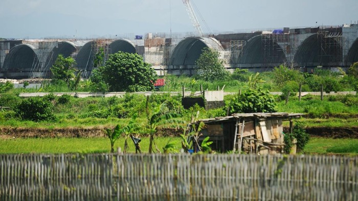 Ditarget Rampung Maret 2025, Begini Progres Pembangunan Jembatan Pandansimo Pekerja menyelesaikan pembangunan Jembatan Pandansimo di Bantul, DI Yogyakarta, Jumat (20/12/2024). Proyek strategis nasional pembangunan Jembatan Pandansimo sebagai penghubung Jalur Jalan Lintas Selatan (JJLS) dari Kabupaten Kulonprogo dan Bantul sepanjang 1,9 kilometer dengan nilai Rp814 miliar tersebut ditargetkan rampung pada Maret 2025.