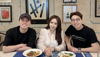 Sesama dokter dan pebisnis skincare, dr. Richard menjalin hubungan baik dengan beberapa orang. Makan bersama dr. Okky Pratama dan Maharani Kemala menjadi caranya pamer kedekatan. Foto: Instagram/dr.richard_lee
