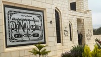 Selain itu tembok masjid juga dicoret-coret, salah satu dengan gambar bintang Daud.