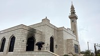 Tampak salah satu dinding masjid menghitam karena dibakar.
