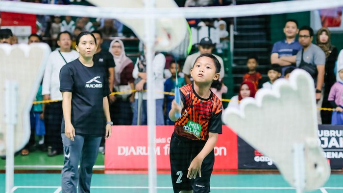 Festival SenengMinton digelar 14-15 Desember 2024 di GOR Djarum, Kudus, Jawa Tengah. Acara ini diikuti tak kurang dari 920 peserta yang mengikuti kategori lomba bulu tangkis dan lomba supporter.