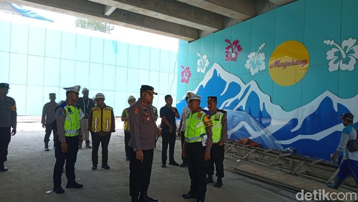 Kapolres Magelang Kota AKBP Dhanang Bagus Anggoro saat melakukan peninjauan di flyover dan underpass Canguk, Jumat (20/12/2024).