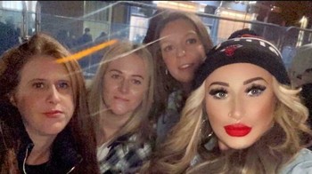 Ketika sendiri menggunakan filter sementara teman lainnya alami. Foto: Demilked