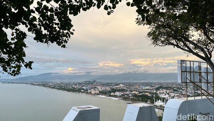 Foto: Panorama kota Padang dari puncak Gunung Padang (dok. Aisyah Luthfi)