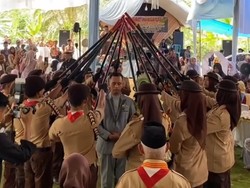 Viral Pernikahan dengan Prosesi Tongkat Pora Pramuka, Ada Makna di Baliknya