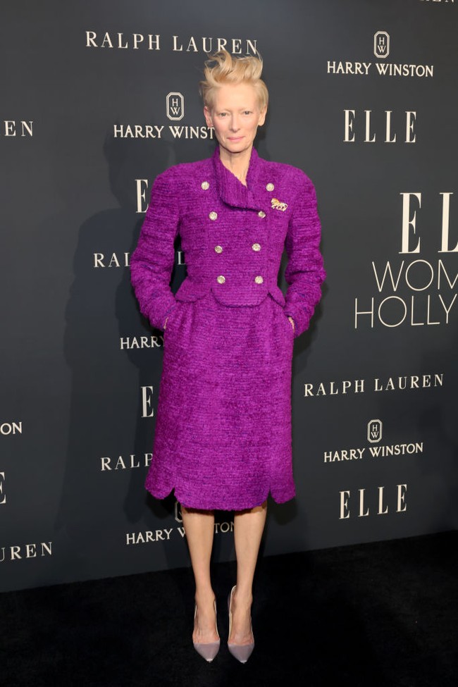 Warna-warna netral, pastel, atau monokromatik sering mendominasi gaya ini, menciptakan kesan anggun dan timeless. Intip gaya Tilda Swinton dengan setelan tweed warna ungu yang mencuri atensi tapi tetap sopan. Foto: Getty Images/Amy Sussman