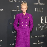 Warna-warna netral, pastel, atau monokromatik sering mendominasi gaya ini, menciptakan kesan anggun dan timeless. Intip gaya Tilda Swinton dengan setelan tweed warna ungu yang mencuri atensi tapi tetap sopan. Foto: Getty Images/Amy Sussman