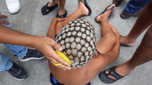 Para tukang cukur menjadikan kepala relawan sebagai kanvas untuk dicukur dan diwarnai demi menciptakan gaya yang unik.