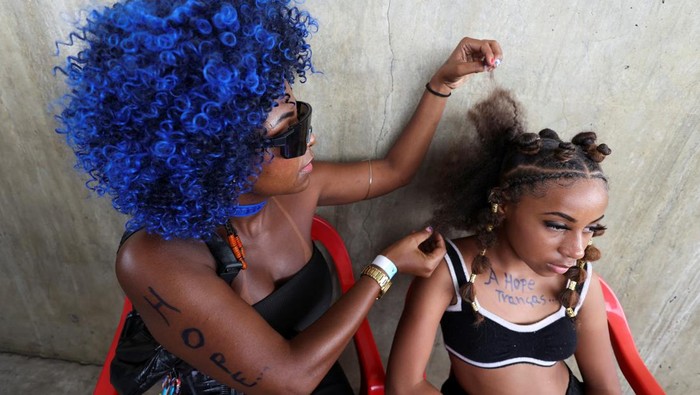 Men with colour-treated hair sit during a barbers' battle contest for best haircut in Rio de Janeiro, Brazil December 15, 2024. REUTERS/Aline Massuca