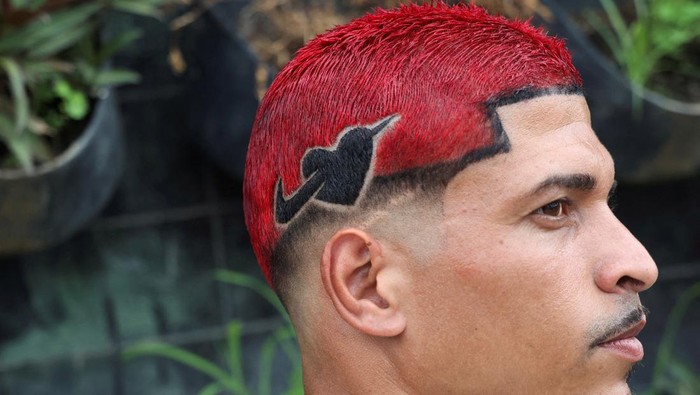Men with colour-treated hair sit during a barbers' battle contest for best haircut in Rio de Janeiro, Brazil December 15, 2024. REUTERS/Aline Massuca