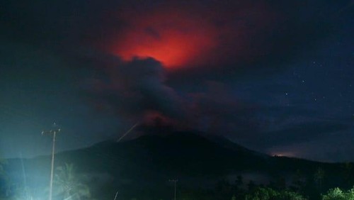 Gunung Lewotobi Laki-laki di Flores Timur, NTT, kembali meletus pada Jumat (20/12/2024) malam.