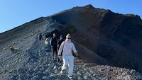 Gunung Rinjnai, jalur pendakian terbaik untuk pendaki pemula.Jarak: 24 kmDurasi: 2 hariLevel: Sedang Harus ada pendakian gunung berapi di Asia Tenggara yang masuk dalam daftar. Menurut kami, itu adalah Gunung Rinjani di Indonesia. Sementara pantai-pantai indah di Lombok membara di permukaan laut, pulau ini menanjak hingga ketinggian 3.726 MDPL.Puncak gunung berapi yang diselimuti danau yang sangat luas ini masih bergemuruh secara berkala dan yang terakhir pada tahun 2016. (Ahmad Viqi/detikcom)