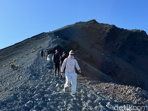 Tak Kunjung Dievakuasi, Menpar Prihatin Terhadap WN Brasil Jatuh di Rinjani
