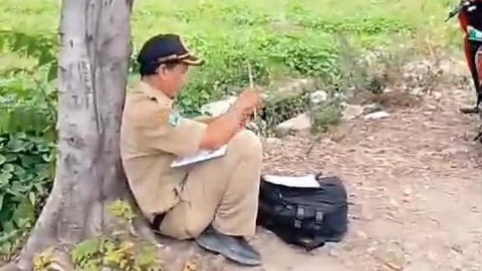 Guru di Magetan penuhi nazar jalan kaki lintas provinsi dari Magetan, Jawa Timur ke Wonogiri, Jawa Tengah.