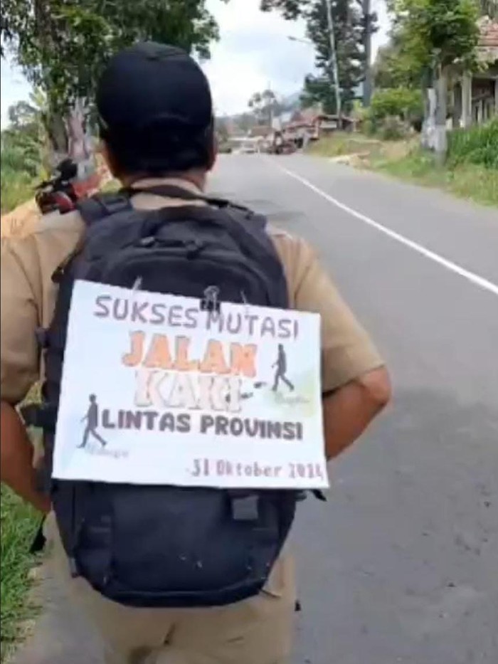 Guru di Magetan penuhi nazar jalan kaki lintas provinsi dari Magetan, Jawa Timur ke Wonogiri, Jawa Tengah.