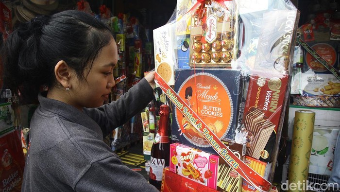 H-5 Natal, Penjualan Parcel Meningkat Para pedagang menyiapkan paket parcel Natal 2024 dan Tahun Baru 2025 di pusat parcel Barito, Jakarta Selatan, Jumat (20/12/2024). Hingga H-5 Natal 2024, pedagang parsel menyatakan terjadi kenaikan penjualan hingga 30 persen. Paket parsel dijual mulai Rp 200 ribu hingga Rp 2 juta/paket. Permintaan terbanyak mulai bergeser ke daring (online) meski masih ada yang datang langsung dan memilih parcel.