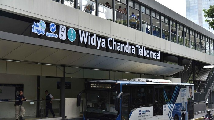 Halte TransJakarta Widya Chandra Telkomsel