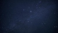 Ketiadaan polusi cahaya di Sahara memungkinkan pengunjung untuk melihat rasi bintang, planet, dan bintang jatuh dengan jelas dan tanpa halangan.